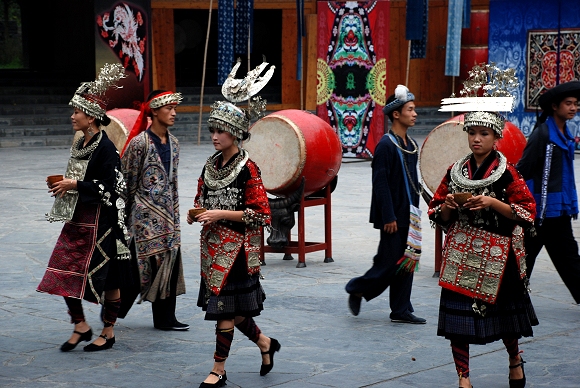 Bunte Kostüme der Miao in Dehang Bunte Kostüme der Miao in Dehang