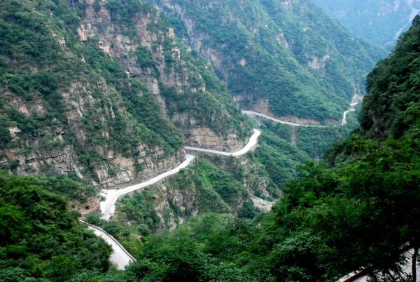 Huilong-Tunnelstrasse und Serpentine Huilong-Tunnelstrasse und Serpentine