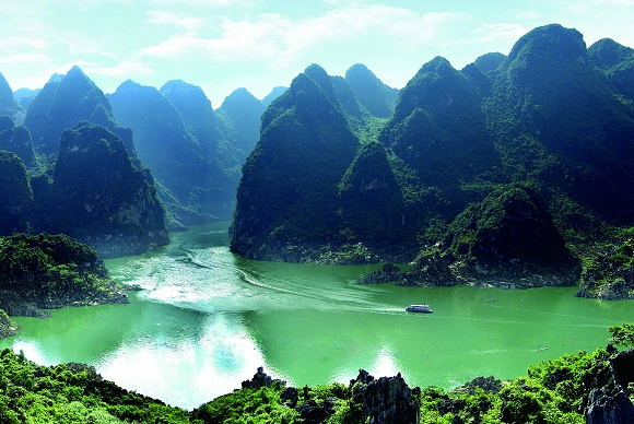 Wangfenghu-See mit Karstlandschaft in Xingyi