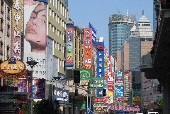 Ausflug zur Einkaufsstraße Nanjing-Lu in Shanghai Ausflug zur Einkaufsstraße Nanjing-Lu in Shanghai