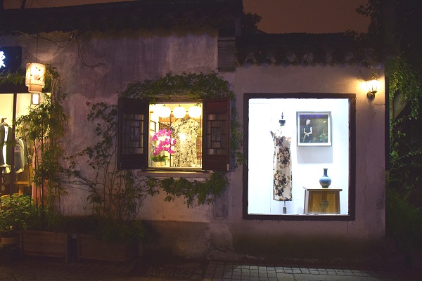 Schaufenster auf der Pingjiang-Straße in Suzhou Schaufenster auf der Pingjiang-Straße in Suzhou